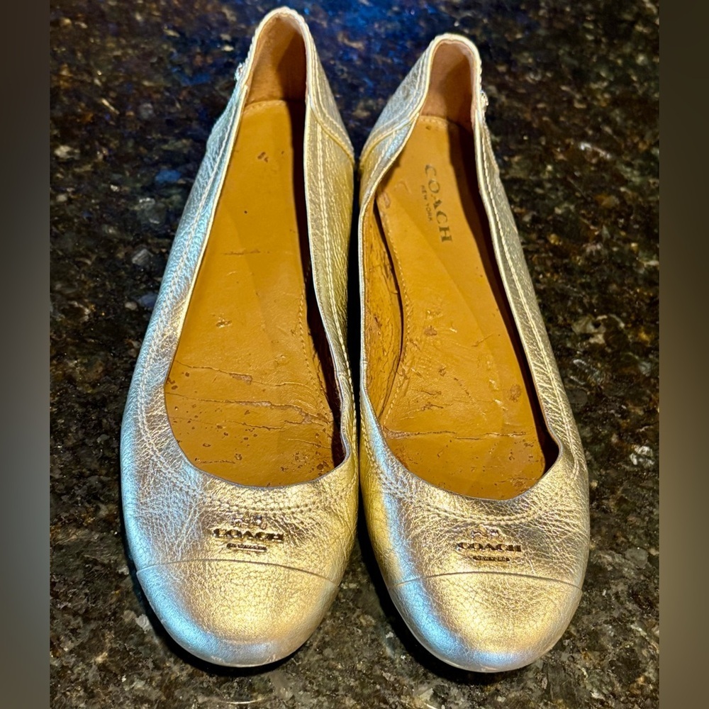 โญ๏ธCoach Chelsea Leather Metallic Gold Round Toe Flats โญ๏ธ